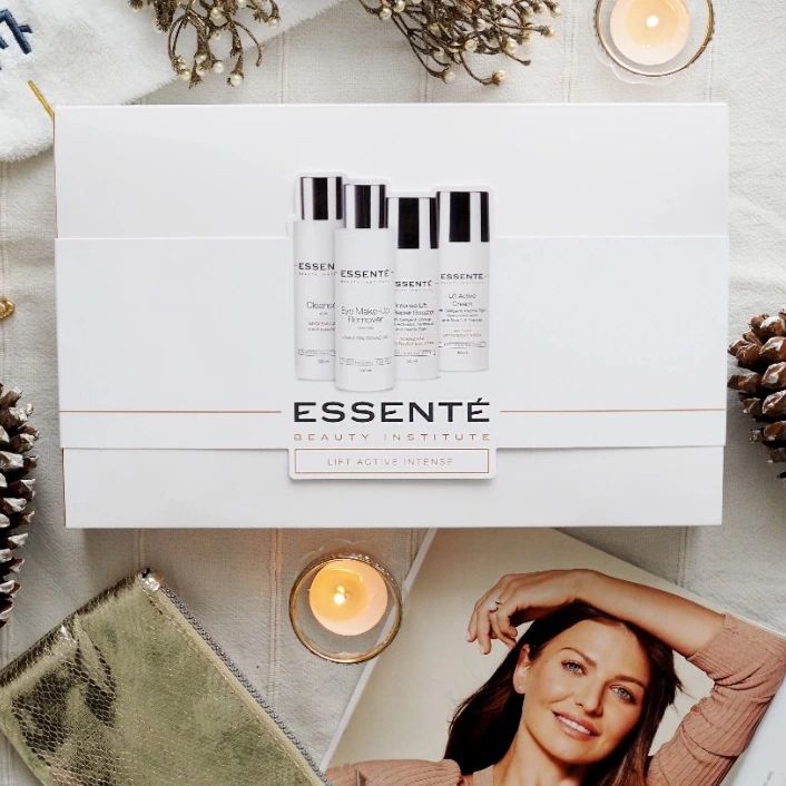 Víte, že nejoblíbenější vánoční dárek je balíček kosmetiky?☝
My jsme připraveni! Vybírejte ze široké nabídky našich dárkových Beauty Boxů a potěšte své blízké.
Naše Beauty Boxy jsou v luxusním balení a uvnitř každého najdete i hodnotný dárek v podobě 15 ml produktu. 🎁
Darujte krásnou a pleť.
#essente #slaskoukpleti #skincare #pecujosebe #darek #ceskakosmetika #krasa